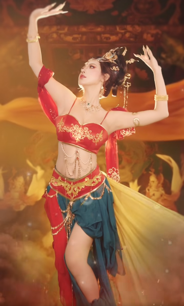 Lối trang điểm sắc sảo, nhấn vào đôi mắt to tròn, ma mị cùng đôi môi đỏ mọng, giúp Tố Uyên hóa thân trọn vẹn thành một "nữ thần" bước ra từ thế giới game.