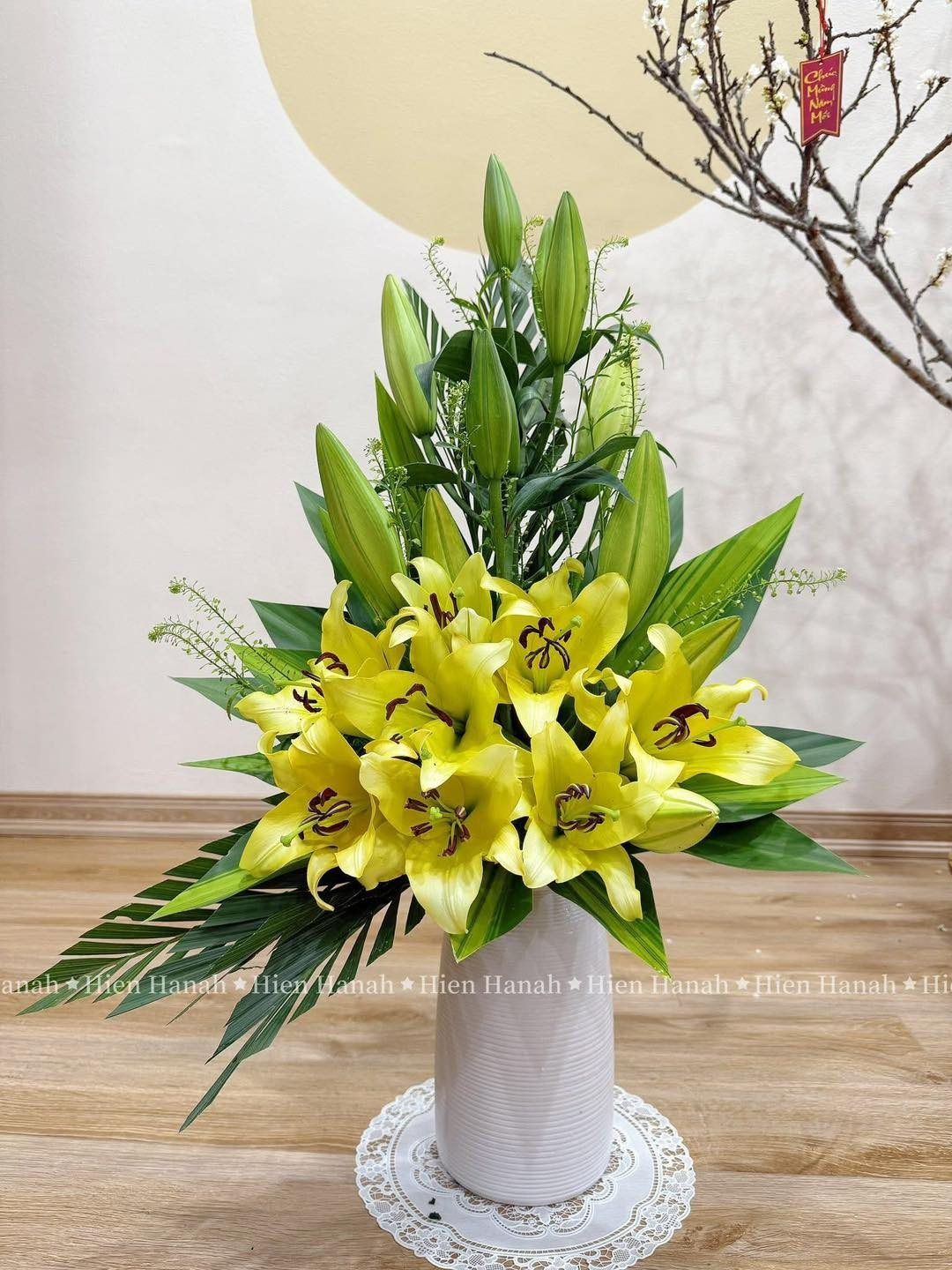 Việc tự tay cắm một bình hoa đẹp không chỉ là để trang trí, mà còn là cách để con cháu gửi gắm lòng thành kính, sự biết ơn và ước mong một năm mới bình an đến ông bà, tổ tiên.