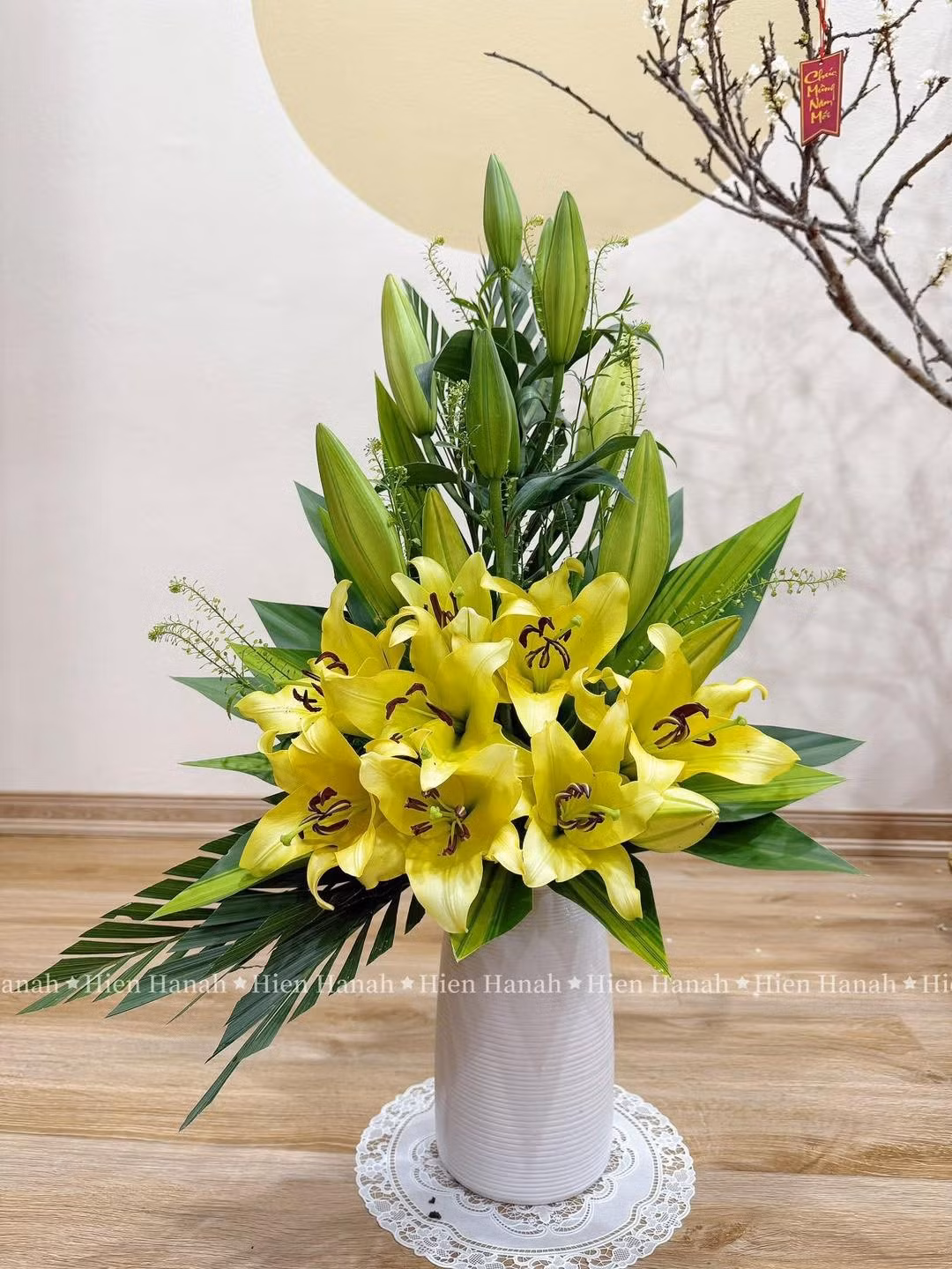 Việc tự tay cắm một bình hoa đẹp không chỉ là để trang trí, mà còn là cách để con cháu gửi gắm lòng thành kính, sự biết ơn và ước mong một năm mới bình an đến ông bà, tổ tiên.