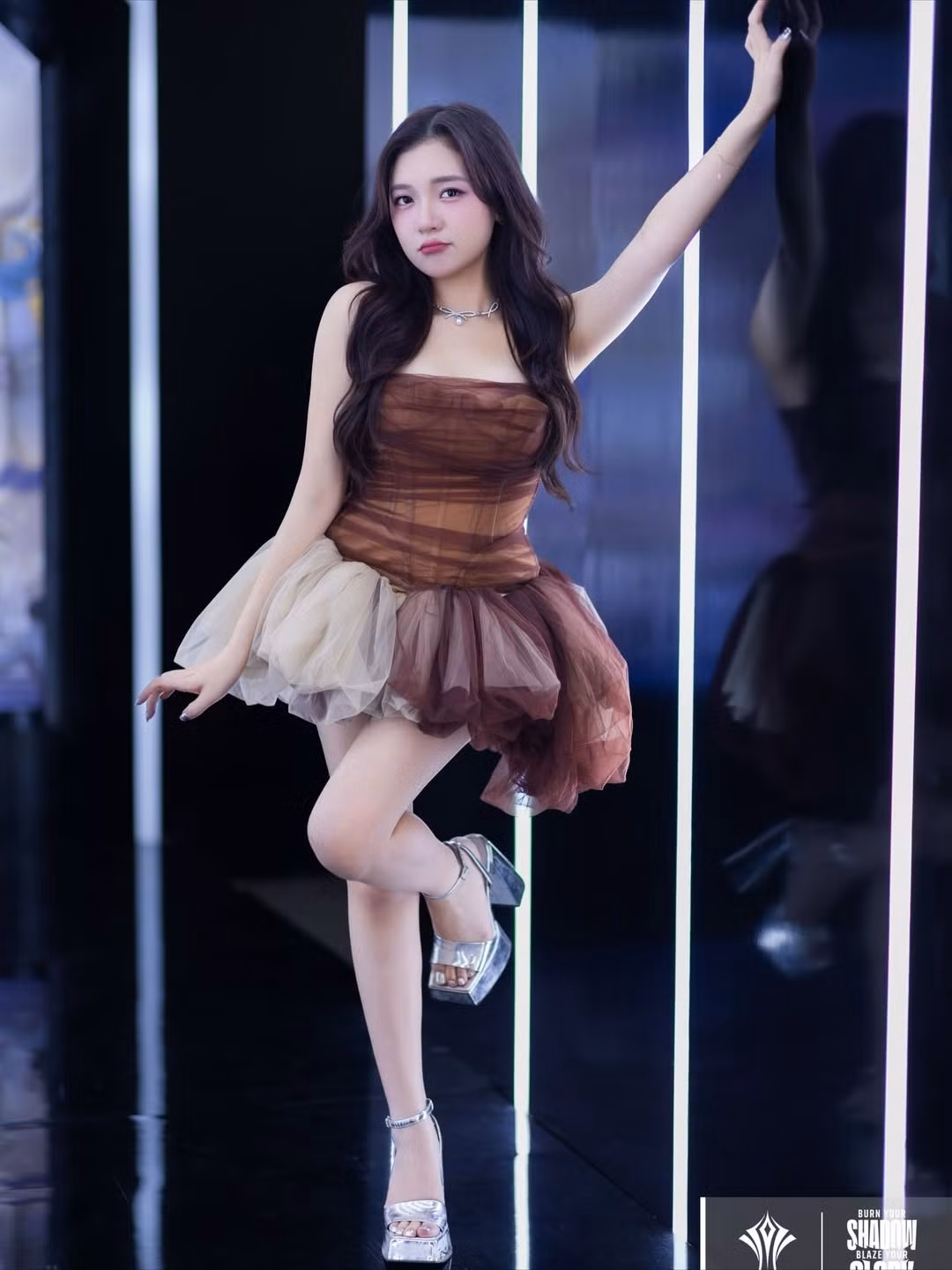 Cô nàng kết hợp trang phục với giày cao gót ánh bạc lấp lánh và bộ trang sức ngọc trai tinh xảo, làm tăng thêm vẻ thanh lịch. (Ảnh: IGNV)