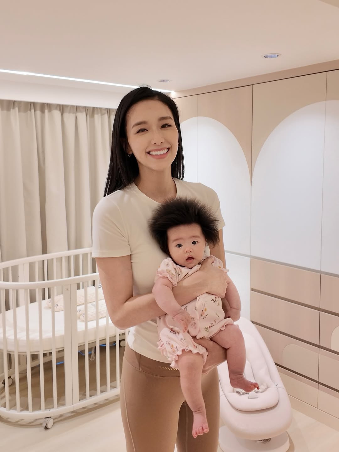 Nhiều người bày tỏ sự trầm trồ trước ngoại hình ngày càng thăng hạng và tràn đầy sức sống của cô sau khi sinh con. Vóc dáng khỏe khoắn, gợi cảm của nữ diễn viên được xem là nguồn cảm hứng lớn cho phụ nữ sau sinh. (Ảnh: IGNV)