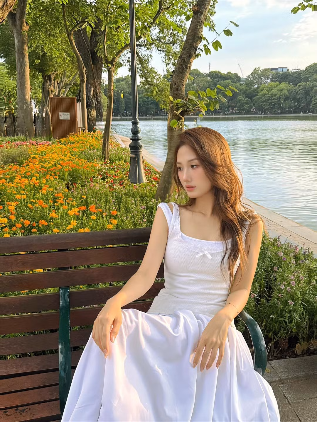 Mái tóc dài xoăn nhẹ tự nhiên, kết hợp cùng lớp trang điểm trong trẻo, nhẹ nhàng khiến cô trông hệt như một nàng thơ bước ra từ câu chuyện cổ tích. (Ảnh: FBNV)