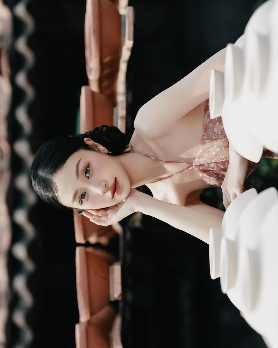 Giữa những chồng bát đĩa đất nung, những lò gạch cũ và những hàng gốm chờ phơi, Jun Vũ xuất hiện với vẻ đẹp dịu dàng, mềm mại và đầy sức sống. (Ảnh: IGNV)