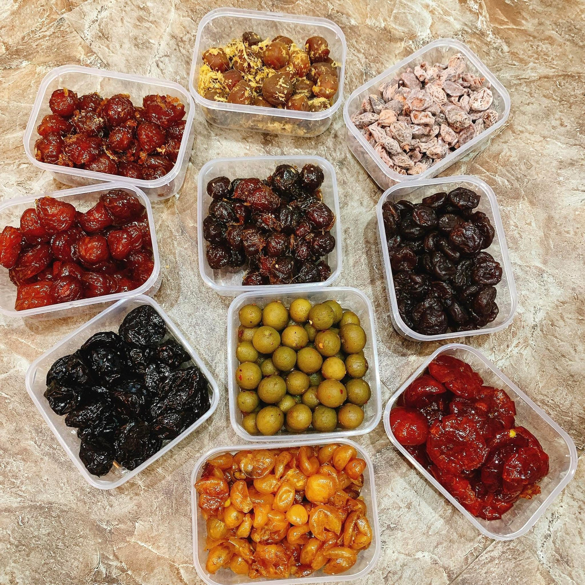 Ô mai rất kích thích vị giác, khiến bạn cứ ăn một quả lại muốn ăn thêm quả nữa. Thế nhưng đây cũng là loại đồ ăn chứa lượng đường cực lớn. Ăn quá nhiều ô mai không những không giúp tiêu hóa tốt hơn mà còn làm bạn nhanh khát nước, dễ gây nóng trong.