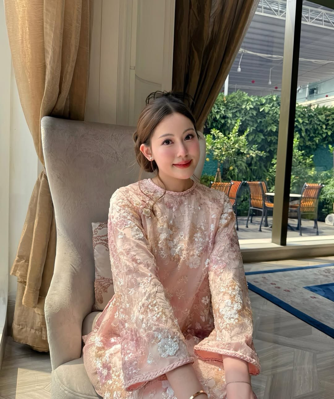 Thay vì chọn kiểu dáng ôm sát truyền thống, bộ áo dài của Mỹ Hàn có độ suông nhẹ, tay lỡ giúp tôn lên vẻ thanh thoát nhưng vẫn cực kỳ trẻ trung. (Ảnh: IGNV)