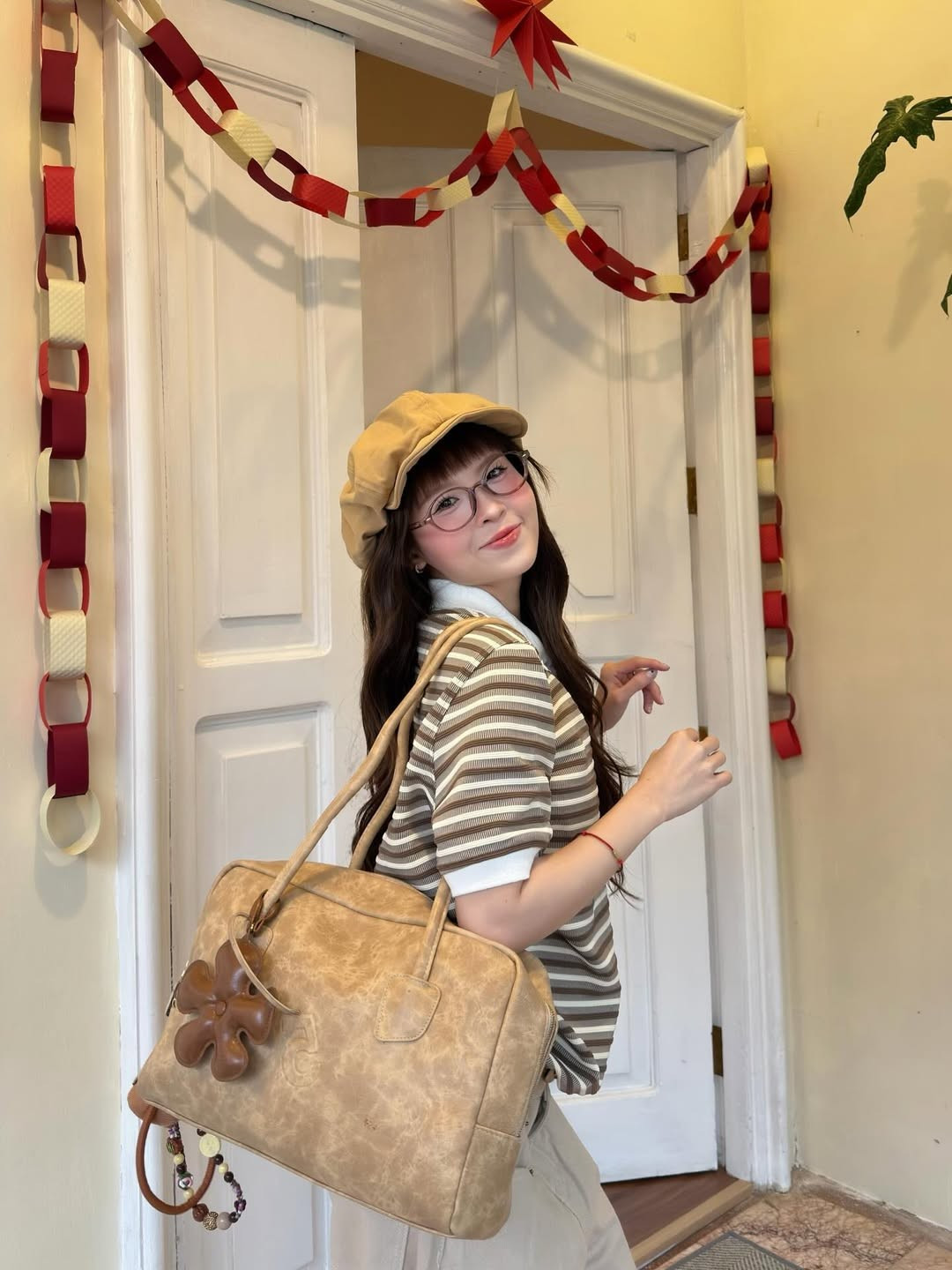 Sự kết hợp giữa phong cách thời trang và bối cảnh đã giúp Thúy Kiều tạo nên một bộ ảnh đón lễ hội đẹp mắt, nhận về cơn mưa lời khen từ cộng đồng mạng. (Ảnh: IGNV)