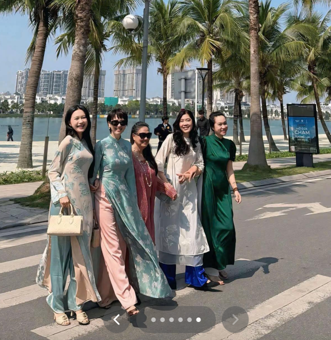 Trong những khung hình khác, khi sóng bước bên con gái, bà Mai Đoàn được nhiều người nhận xét "đứng cạnh con gái hoa hậu mà chẳng hề lép vế".