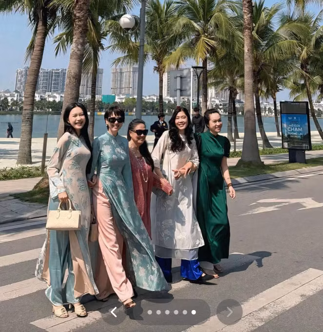 Trong những khung hình khác, khi sóng bước bên con gái, bà Mai Đoàn được nhiều người nhận xét "đứng cạnh con gái hoa hậu mà chẳng hề lép vế".