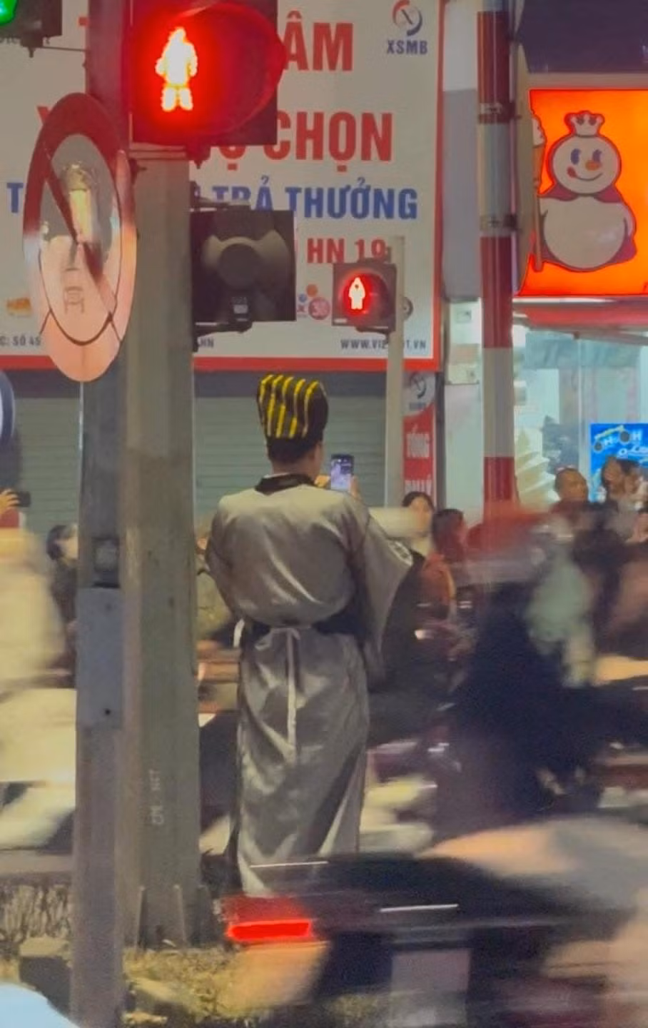 Làm phép xong rồi thì đến giờ "xả vai" đi bão thôi.