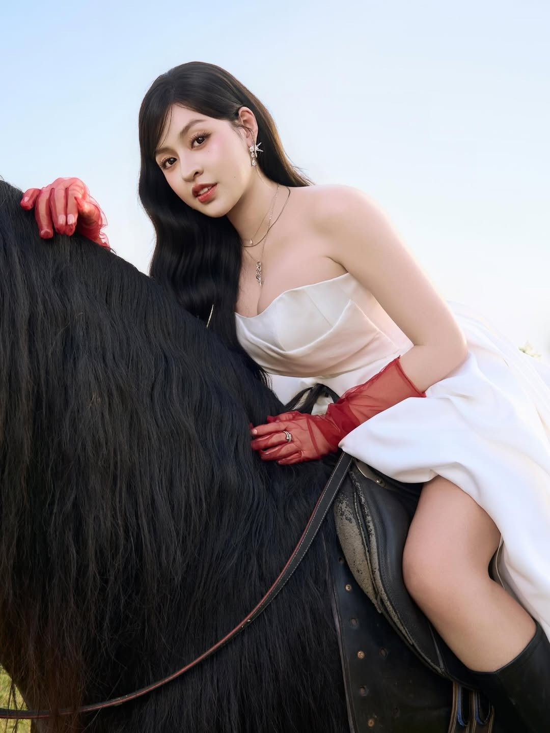 Không chọn tà áo dài truyền thống như mọi năm, cô nàng quyết định "chơi lớn" với concept cưỡi ngựa sang chảnh, thể hiện đúng tinh thần năng động và khí thế của năm "Ngựa vàng". (Ảnh: IGNV)