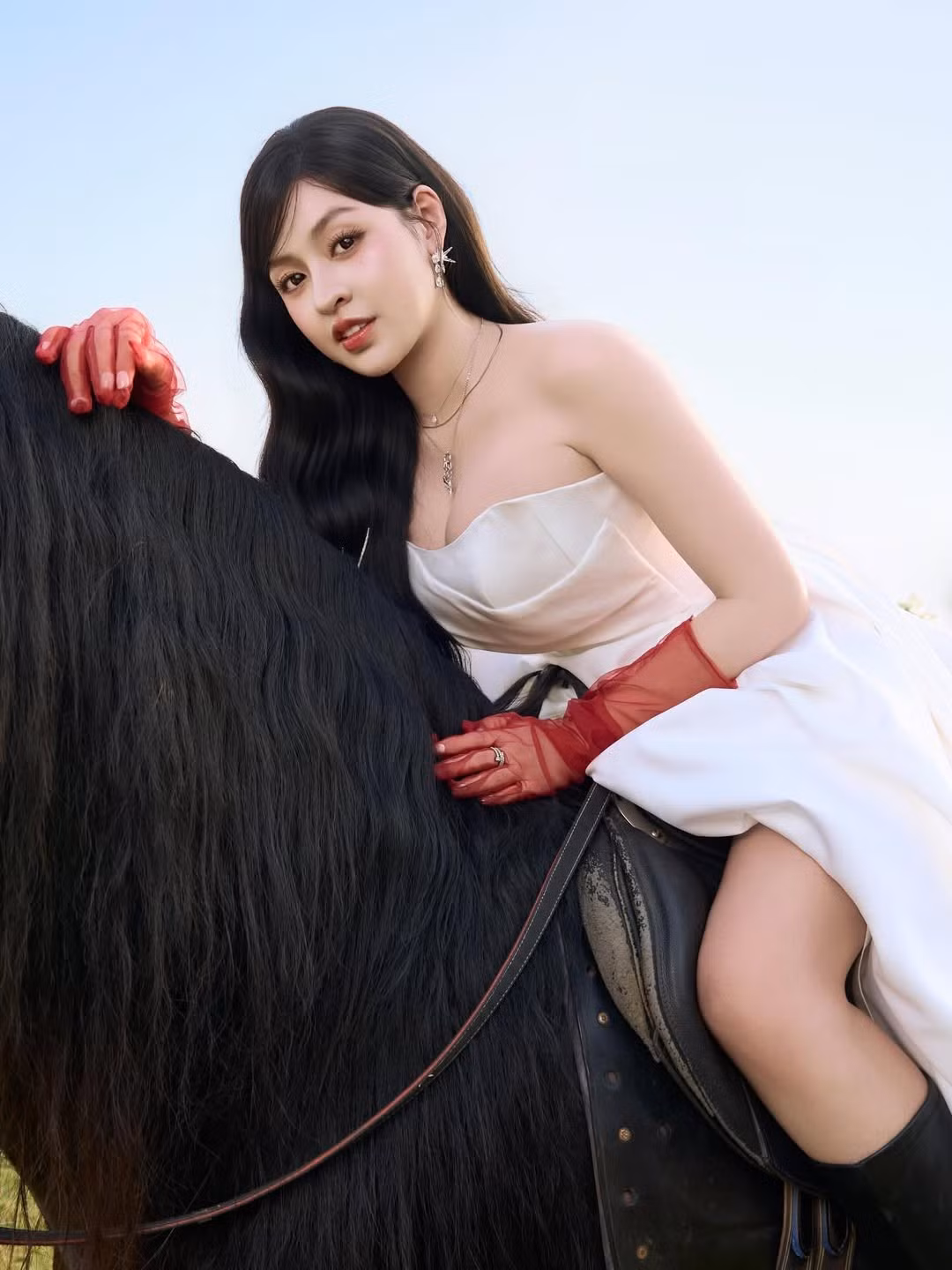 Không chọn tà áo dài truyền thống như mọi năm, cô nàng quyết định "chơi lớn" với concept cưỡi ngựa sang chảnh, thể hiện đúng tinh thần năng động và khí thế của năm "Ngựa vàng". (Ảnh: IGNV)