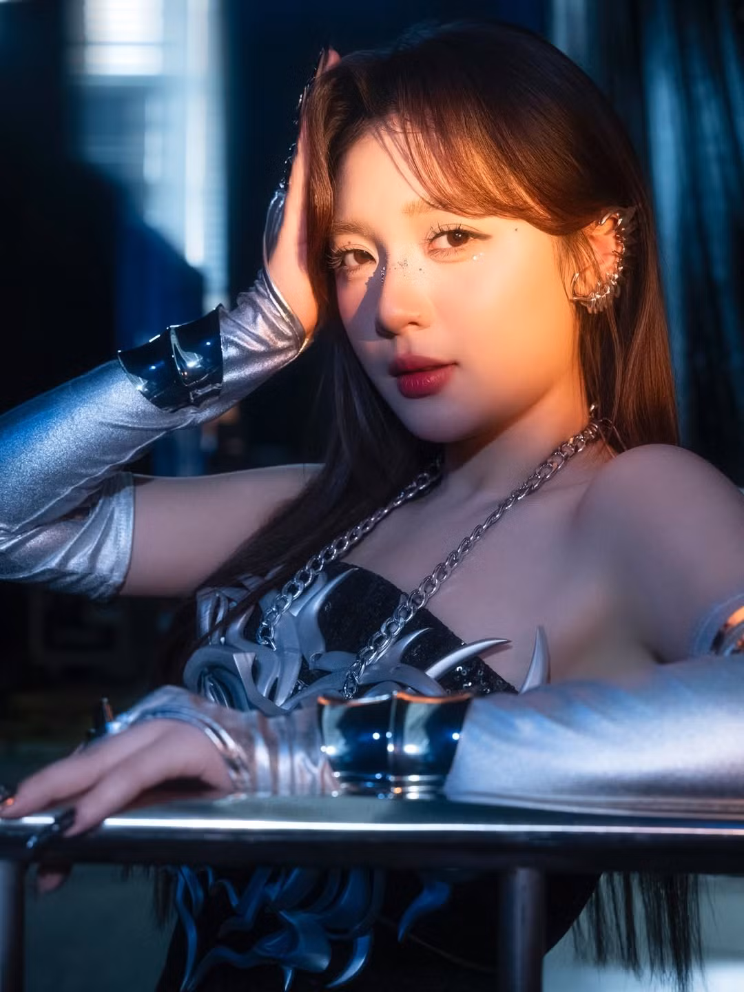 Lối trang điểm nhấn vào phần mắt với kim tuyến lấp lánh và son môi đậm đã giúp cô toát lên vẻ quyến rũ, mạnh mẽ và đầy thần thái của một "nữ chiến binh" trên sàn đấu Esports. (Ảnh: IGNV)