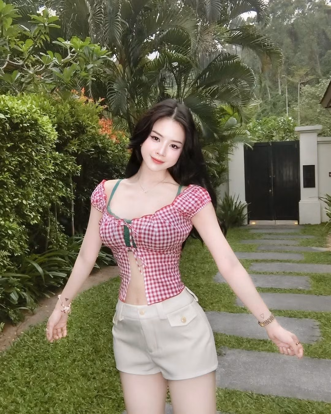 Chiếc quần short cạp cao màu kem góp phần cân bằng tổng thể, tạo cảm giác nhẹ nhàng và thanh thoát hơn cho outfit.