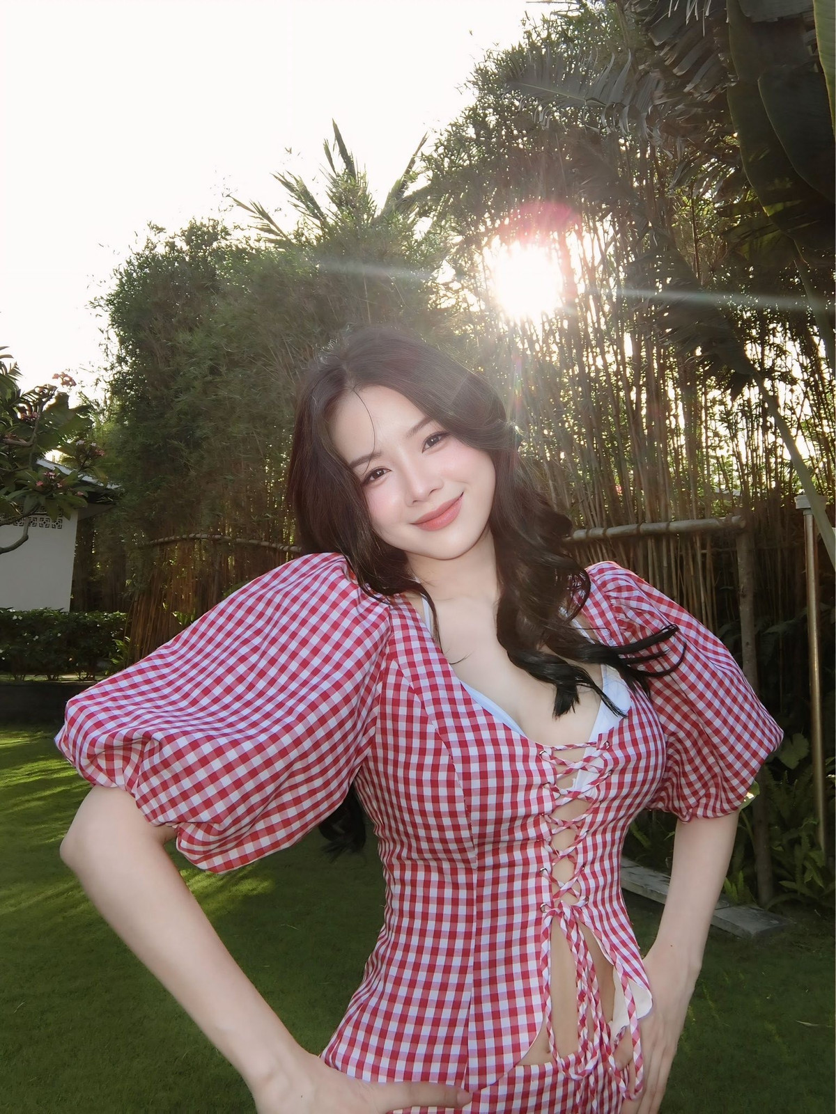 Phong cách của DJ Mie trong loạt ảnh này là minh chứng rõ ràng cho khả năng biến hoá thời trang không giới hạn – khi thì quyến rũ trên sân khấu với những bộ cánh ánh kim và ánh sáng rực rỡ, khi lại dịu dàng và thân thiện trong từng khoảnh khắc đời thường.