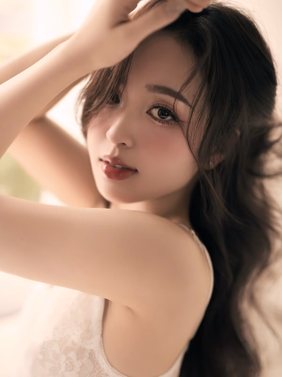 Trước đó, trong bộ ảnh mừng sinh nhật tuổi 28, cô nàng cũng khiến người hâm mộ ngỡ ngàng khi xuất hiện với hình ảnh gợi cảm, sắc sảo. (Ảnh: IGNV)