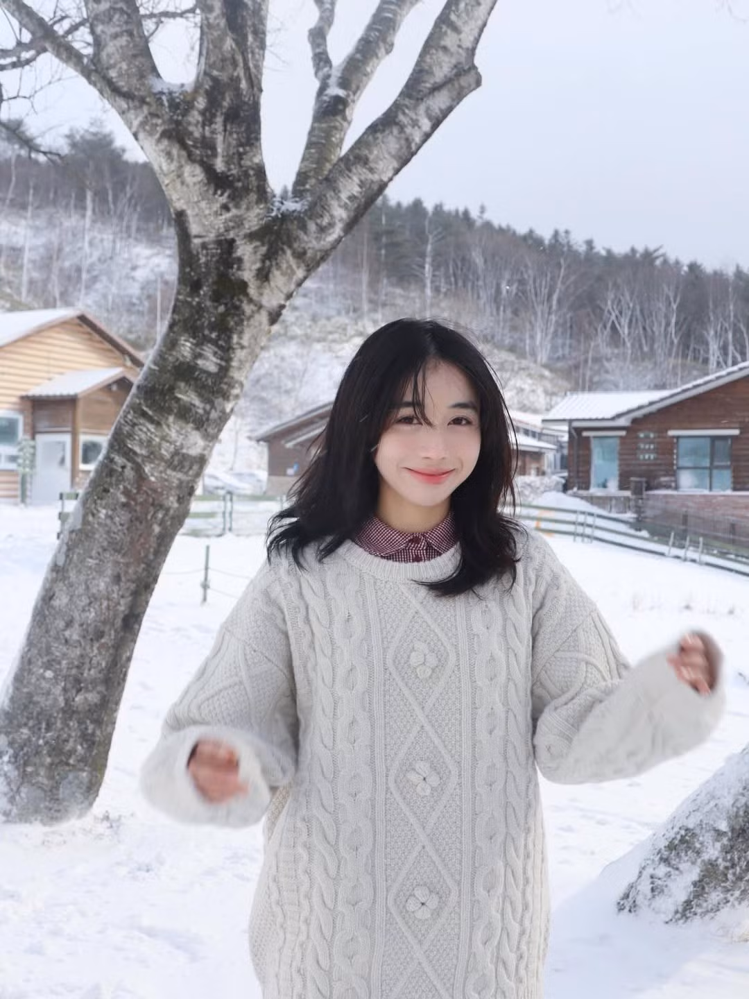 Những khoảnh khắc cô nàng khẽ mỉm cười dưới bông tuyết rơi hay ánh nhìn xa xăm giữa cánh đồng tuyết bao la khiến người xem không khỏi liên tưởng đến những bộ phim thanh xuân lãng mạn của Nhật Bản hay Hàn Quốc. (Ảnh: IGNV)
