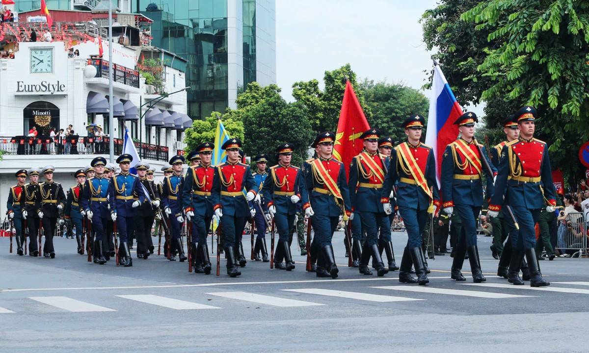 Trong bài viết đó, Trung úy Mikhailov đã dành những lời chia sẻ ấm áp cho người dân Việt Nam: "Nụ cười của các bạn, lòng tốt và sự hiếu khách - đó là những gì sẽ ở lại với tôi mãi mãi. Tôi mang theo vào trái tim những kỷ niệm tốt đẹp về chuyến đi, về những cuộc gặp gỡ mới và về việc chuẩn bị cho những cuộc gặp mặt trong tương lai." (Ảnh: Thiên Anh)