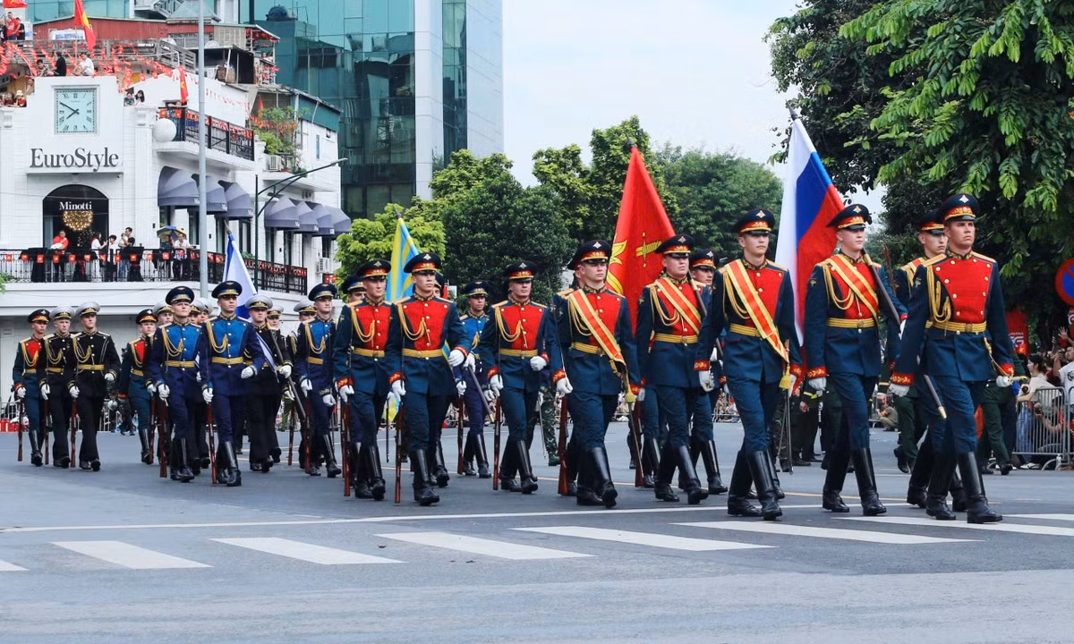 Trong bài viết đó, Trung úy Mikhailov đã dành những lời chia sẻ ấm áp cho người dân Việt Nam: "Nụ cười của các bạn, lòng tốt và sự hiếu khách - đó là những gì sẽ ở lại với tôi mãi mãi. Tôi mang theo vào trái tim những kỷ niệm tốt đẹp về chuyến đi, về những cuộc gặp gỡ mới và về việc chuẩn bị cho những cuộc gặp mặt trong tương lai." (Ảnh: Thiên Anh)