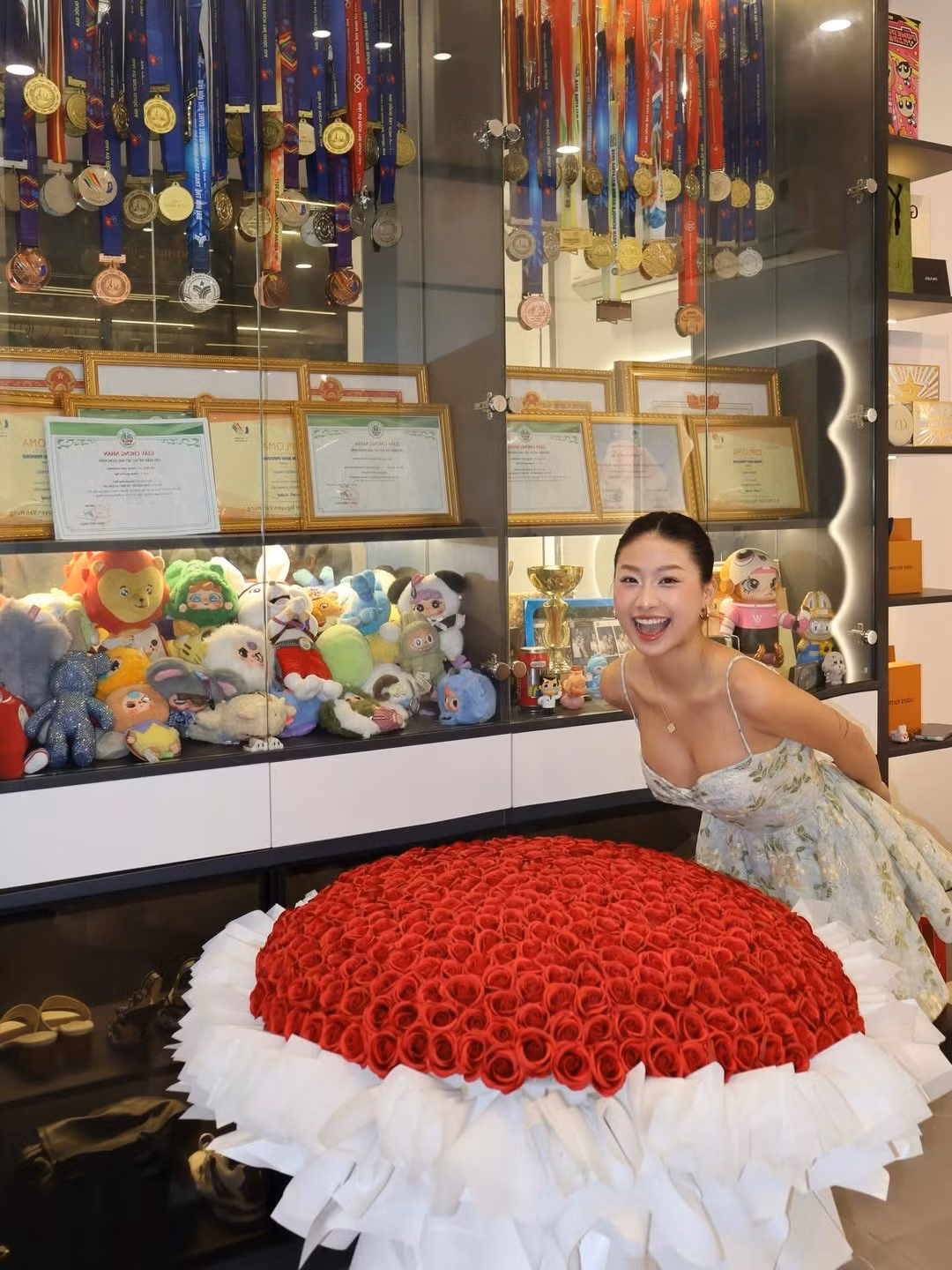 Mới đây Louis Phạm đã đăng tải loạt ảnh chụp check-in bên hai bó hoa khổng lồ: một màu đỏ và một màu hồng. Tuy nhiên, nhiều người lại tiếp tục chỉ ra những điểm bất thường.