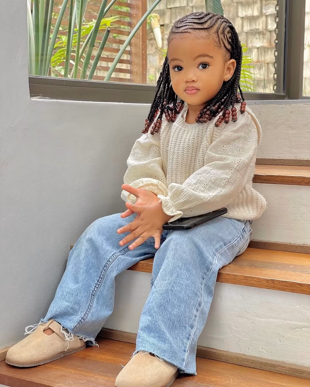 Trong mọi khoảnh khắc, từ lúc vui đùa, cười tươi khoe hàm răng sữa xinh xắn đến khi tạo dáng chuyên nghiệp như một người mẫu nhí, Eva luôn toát lên một sức hút khó cưỡng. (Ảnh: IGNV)