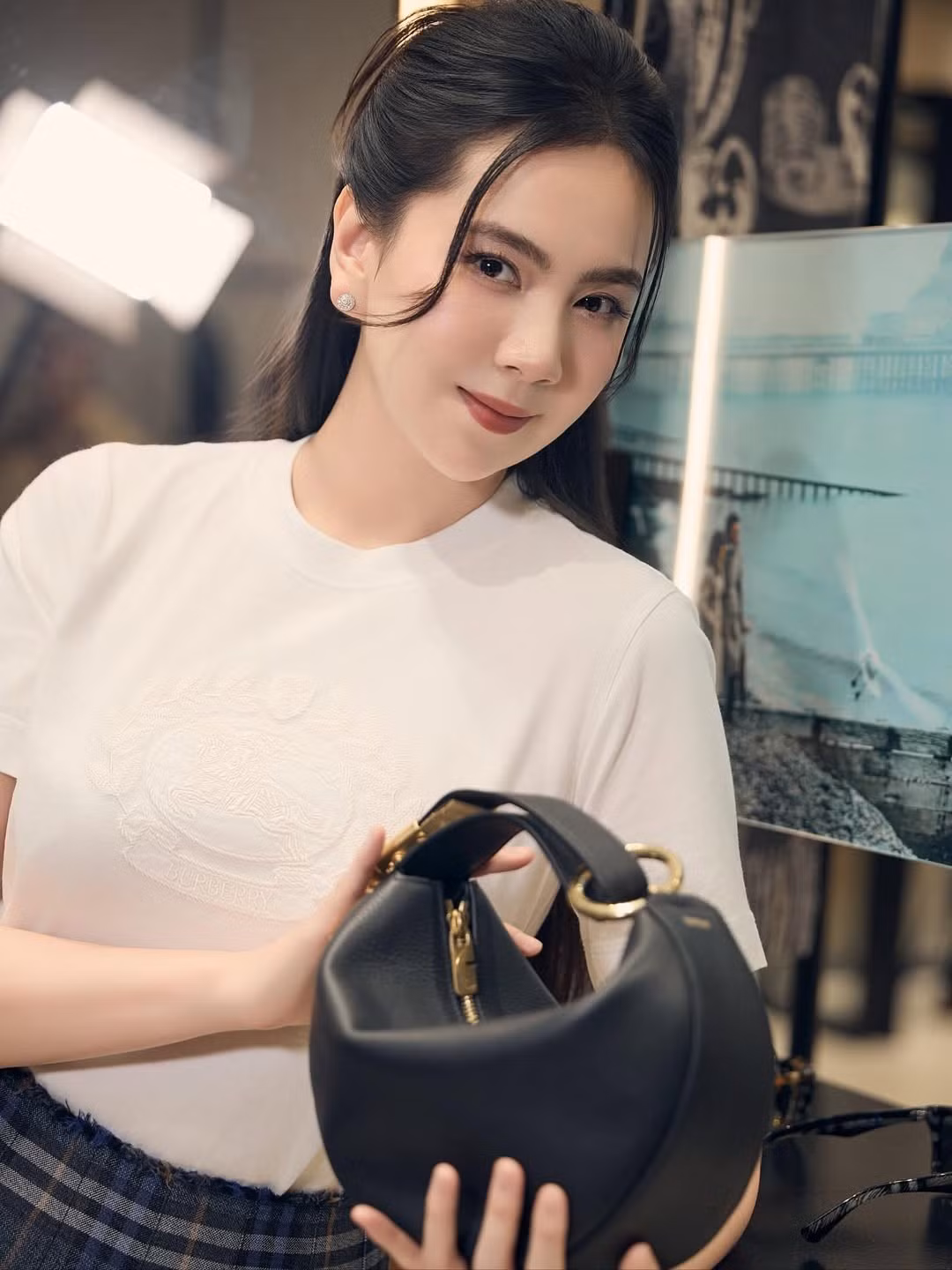 Sau 8 tháng sinh con, Mai Ngọc đã gần như lấy lại được thân hình thon gọn, săn chắc và thậm chí khoe được cơ bụng số 11 đáng mơ ước. (Ảnh: IGNV)