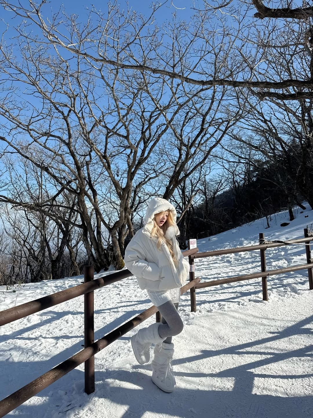 "Lạnh nhưng mà xinh quá Linh ơi!", "cổ xinh yêu quá", "Đúng là nhan sắc không đùa được đâu" - Một vài bình luận tiêu biểu từ cư dân mạng dưới bài đăng của cô. (Ảnh: IGNV)