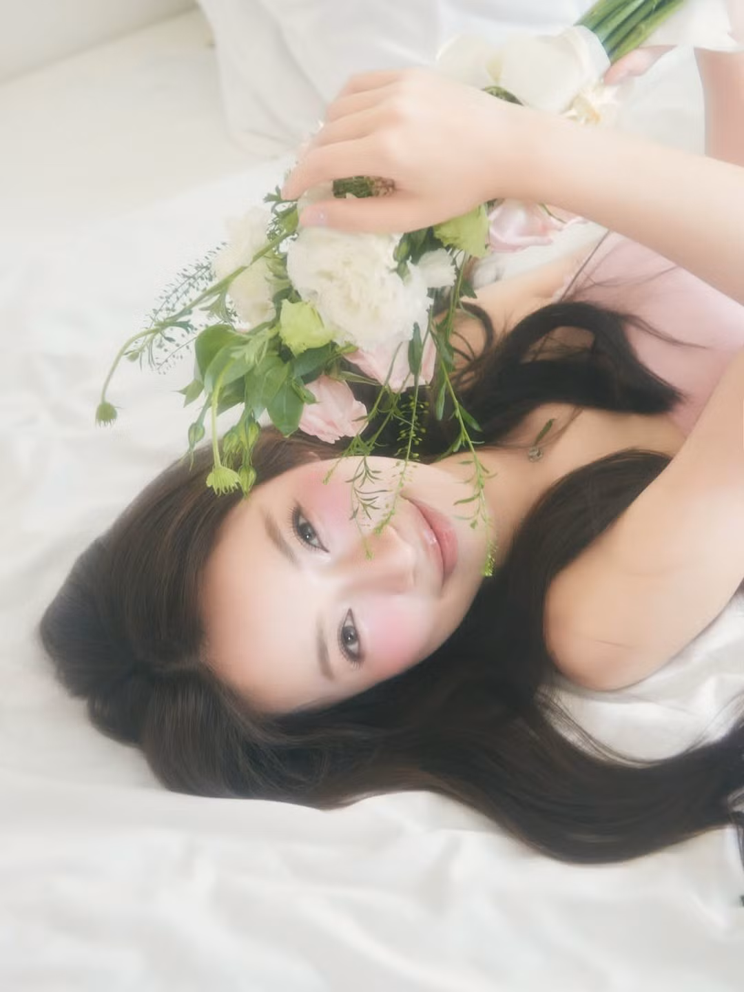 Khung cảnh bộ ảnh được thực hiện trong không gian ngập tràn ánh sáng tự nhiên, với tông màu trắng chủ đạo, càng làm tôn lên vẻ đẹp thuần khiết của Khánh Vy. (Ảnh: IGNV)