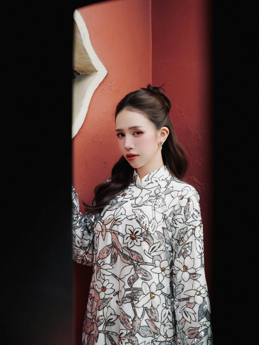 Việc liên tục đầu tư cho các bộ ảnh áo dài không chỉ cho thấy niềm đam mê với thời trang truyền thống của Joyce Phạm mà còn là cách cô truyền tải năng lượng tích cực, rạng rỡ đến mọi người trong những ngày đầu năm. (Ảnh: IGNV)