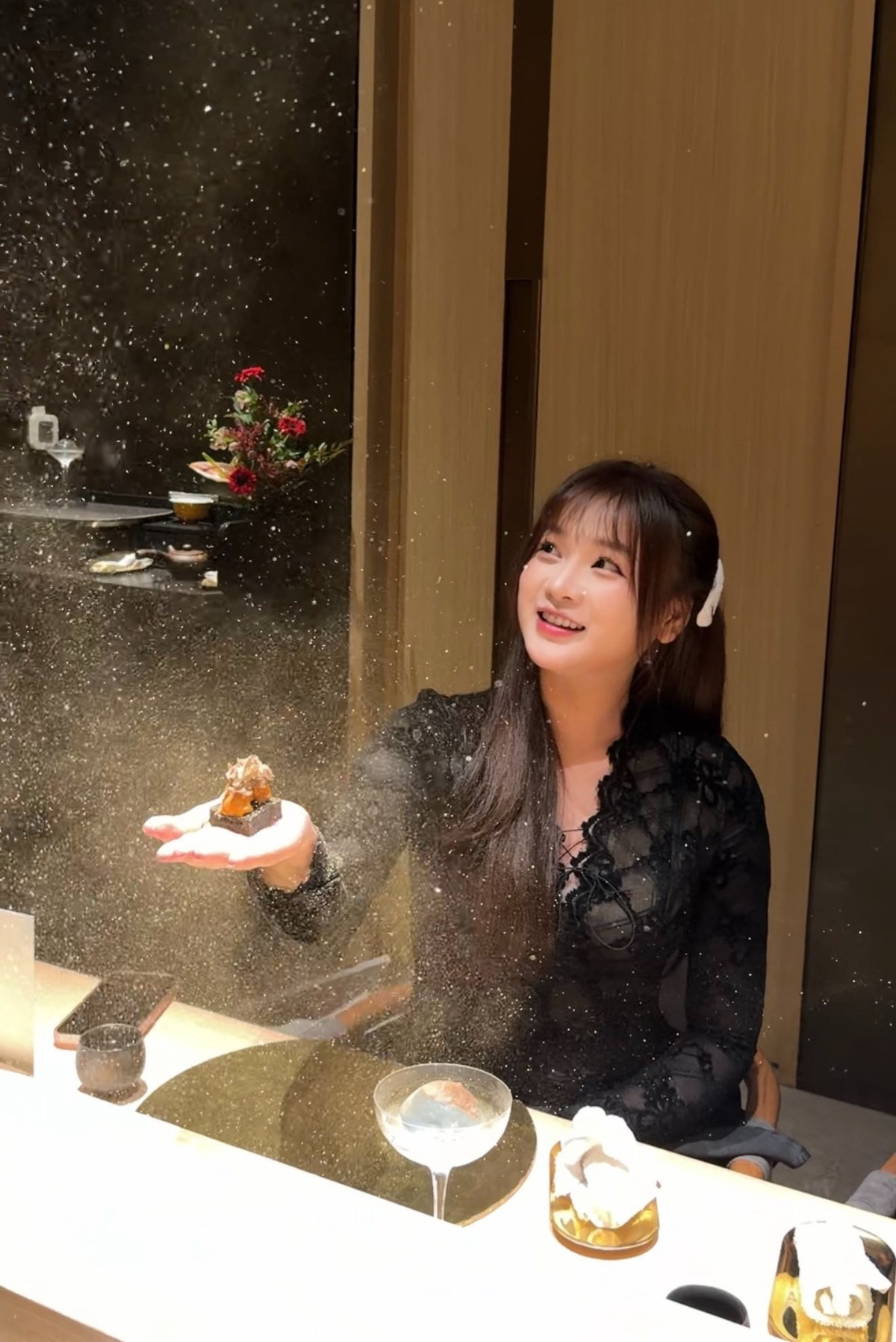 Cả hai cùng tạo dáng ngọt ngào, khi thì nhìn nhau dịu dàng, lúc thì Soanh Trần ôm eo Lyly đầy tình tứ. Cô nàng Lyly Suri hiện lên qua ống kính của bạn trai ánh lên niềm hạnh phúc không thể che giấu.