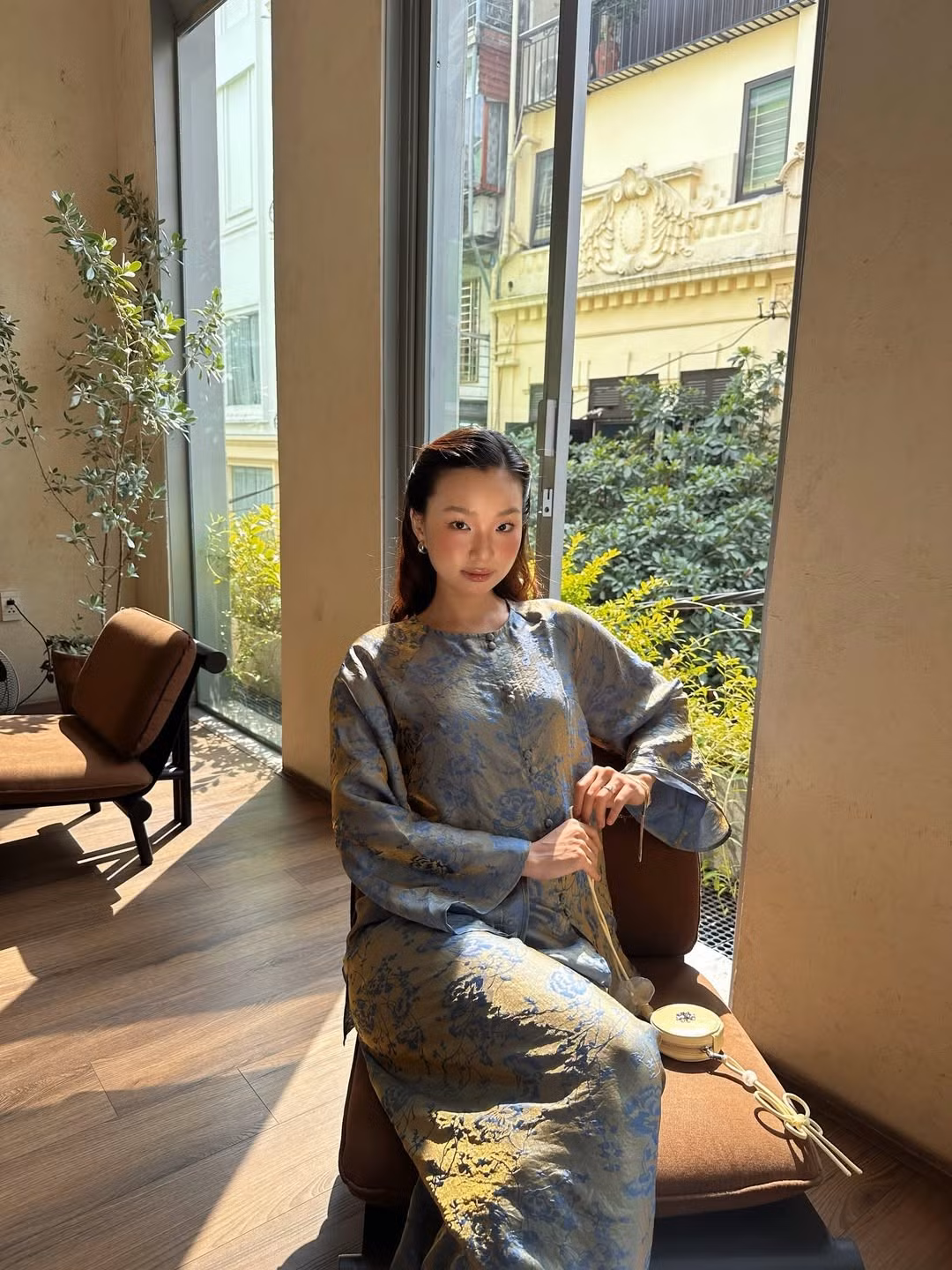 Phần tay áo được may dáng loe nhẹ, kết hợp cùng hàng cúc tết thủ công tỉ mỉ, giúp tôn lên vẻ mềm mại và nữ tính của người mặc. (Ảnh: IGNV)