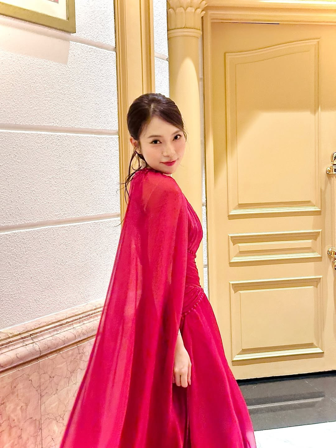 Không cần cầu kỳ trong cách tạo dáng, Khánh Vy ghi điểm tuyệt đối bởi gương mặt thanh tú và nụ cười rạng rỡ luôn thường trực trên môi. (Ảnh: IGNV)