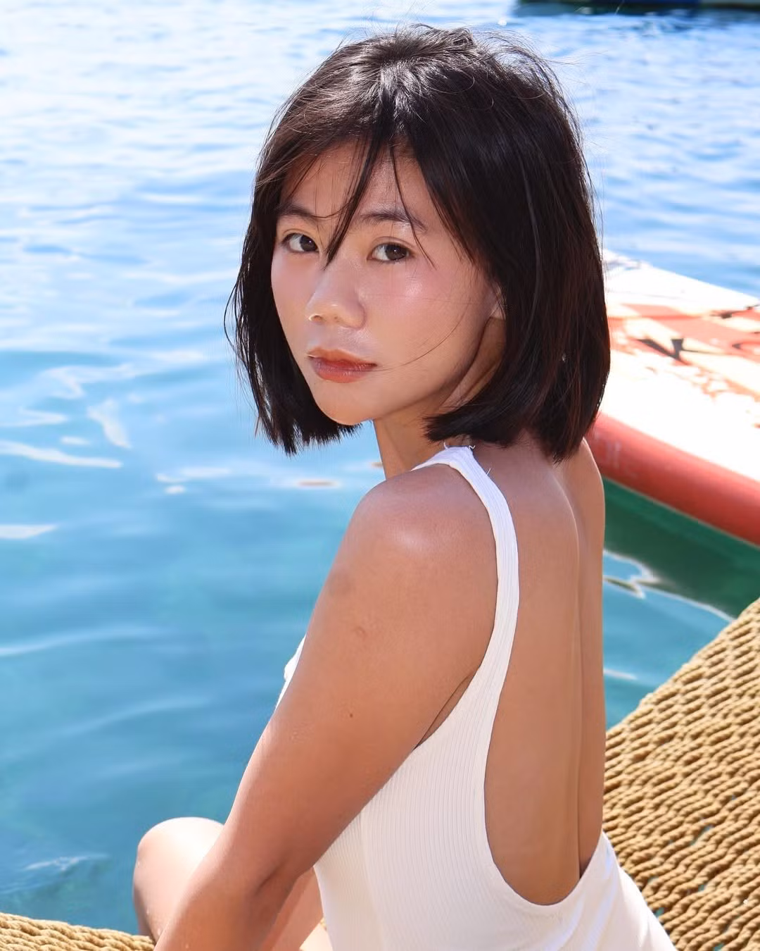 Trong bộ ảnh, Thảo Da Ua lựa chọn thiết kế monokini đơn giản nhưng ôm sát, giúp tôn lên vóc dáng thon gọn và những đường cong tự nhiên.