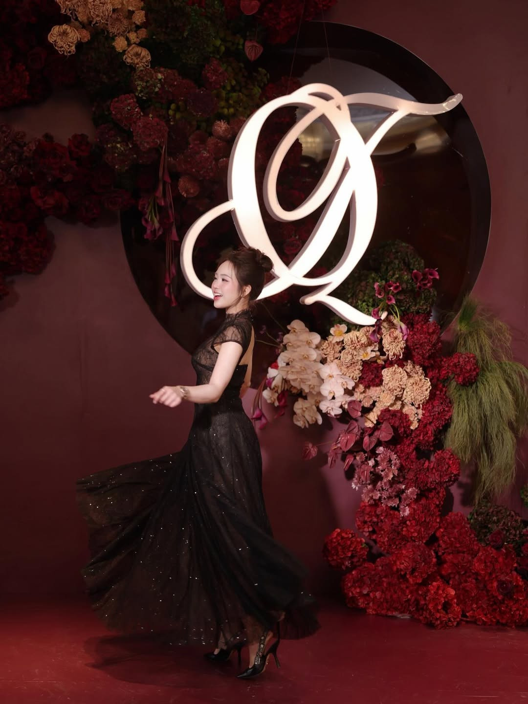 Nhiều người hâm mộ đã để lại bình luận khen ngợi: "Đi ăn cưới thôi mà cứ ngỡ đang chụp tạp chí". (Ảnh: IGNV)