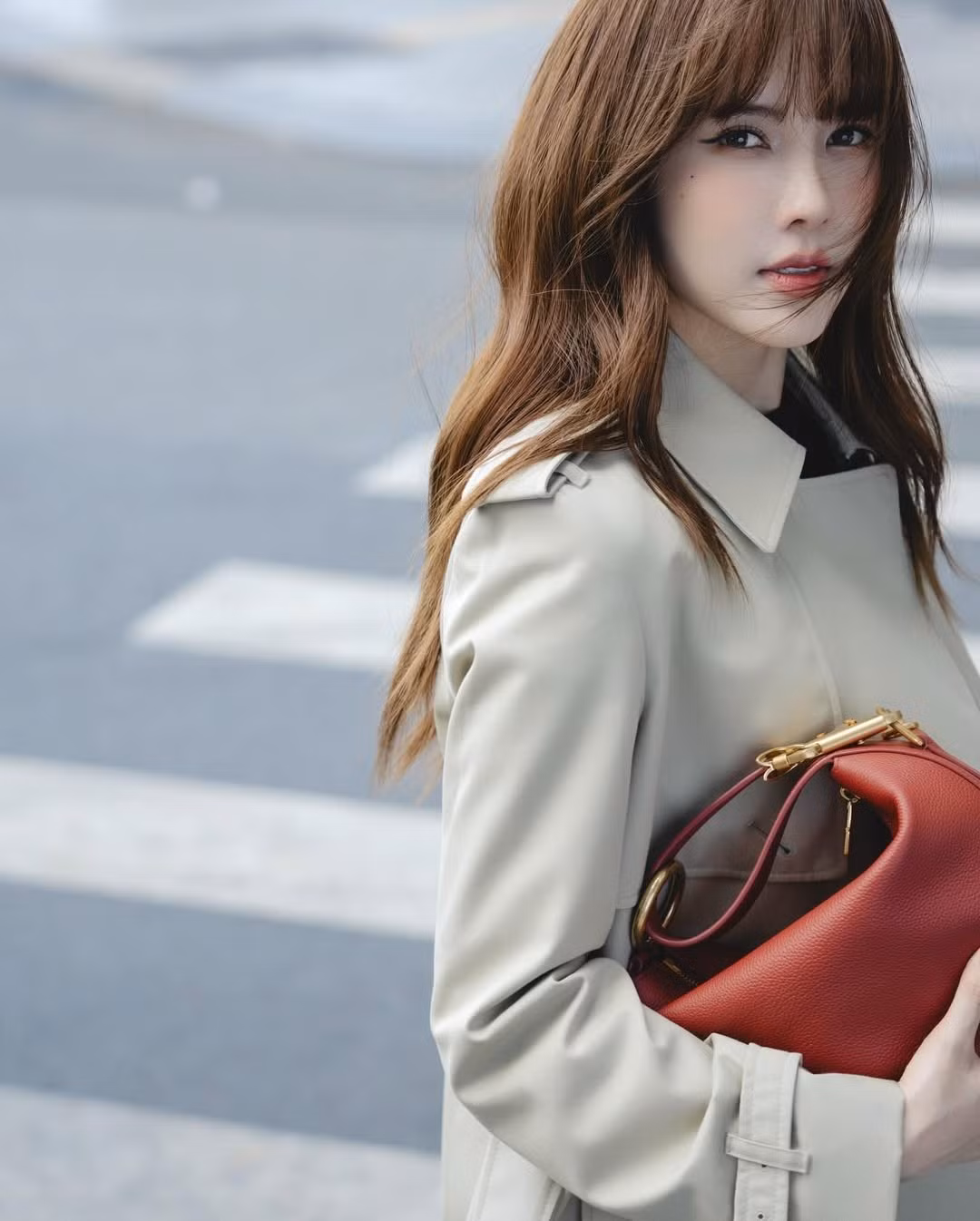 Trong những góc hình cận cảnh, cô nàng cũng khoe trọn thần thái đầy cuốn hút, đậm chất "high fashion".