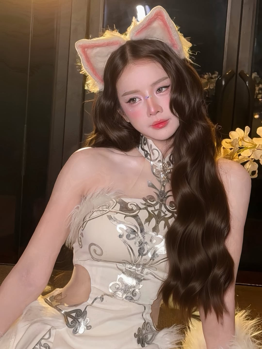 Không chỉ gây ấn tượng với phong cách chơi nhạc cuốn hút, cô nàng DJ Mie (Trương Tiểu My) còn thu hút người hâm mộ bởi sự chỉn chu trong hình ảnh mỗi lần xuất hiện tại sân khấu biểu diễn. Không bò buộc trong bất kì hình ảnh nào, Mie khi thì lựa chọn cosplay thành những nhân vật nooie tiếng, lúc lại gợi cảm với hình ảnh quý cô. (Ảnh: IGNV)