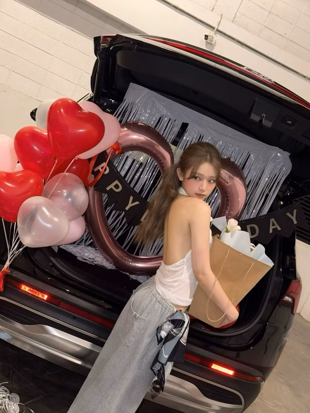 Linh Ka, tên thật là Chu Diệu Linh, sinh năm 2002 tại Hà Nội. Cô nổi lên từ rất sớm qua các bản cover ca khúc với chất giọng trong trẻo và ngoại hình xinh xắn trên mạng xã hội. (Ảnh: FBNV)