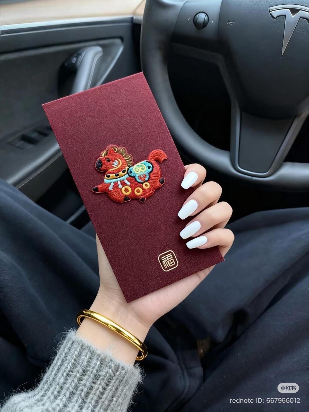 Hình ảnh chú ngựa được cách điệu theo phong cách tranh dân gian nhưng lại mang màu sắc hiện đại như xanh ngọc, trắng sứ và đỏ rượu.