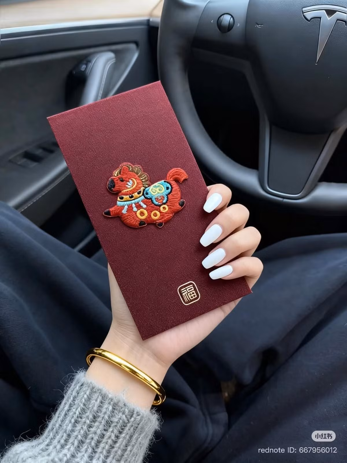 Hình ảnh chú ngựa được cách điệu theo phong cách tranh dân gian nhưng lại mang màu sắc hiện đại như xanh ngọc, trắng sứ và đỏ rượu.