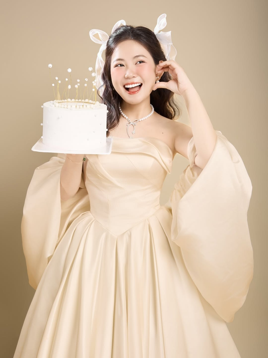 Trong bộ ảnh, Mạch Khanh lựa chọn phong cách tiểu thư ngọt ngào với chiếc váy trễ vai màu kem nhã nhặn, khoe khéo bờ vai trần mảnh dẻ. (Ảnh: IGNV)