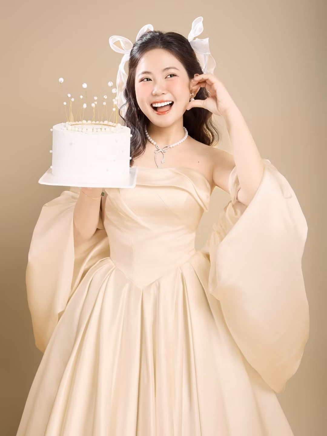 Trong bộ ảnh, Mạch Khanh lựa chọn phong cách tiểu thư ngọt ngào với chiếc váy trễ vai màu kem nhã nhặn, khoe khéo bờ vai trần mảnh dẻ. (Ảnh: IGNV)