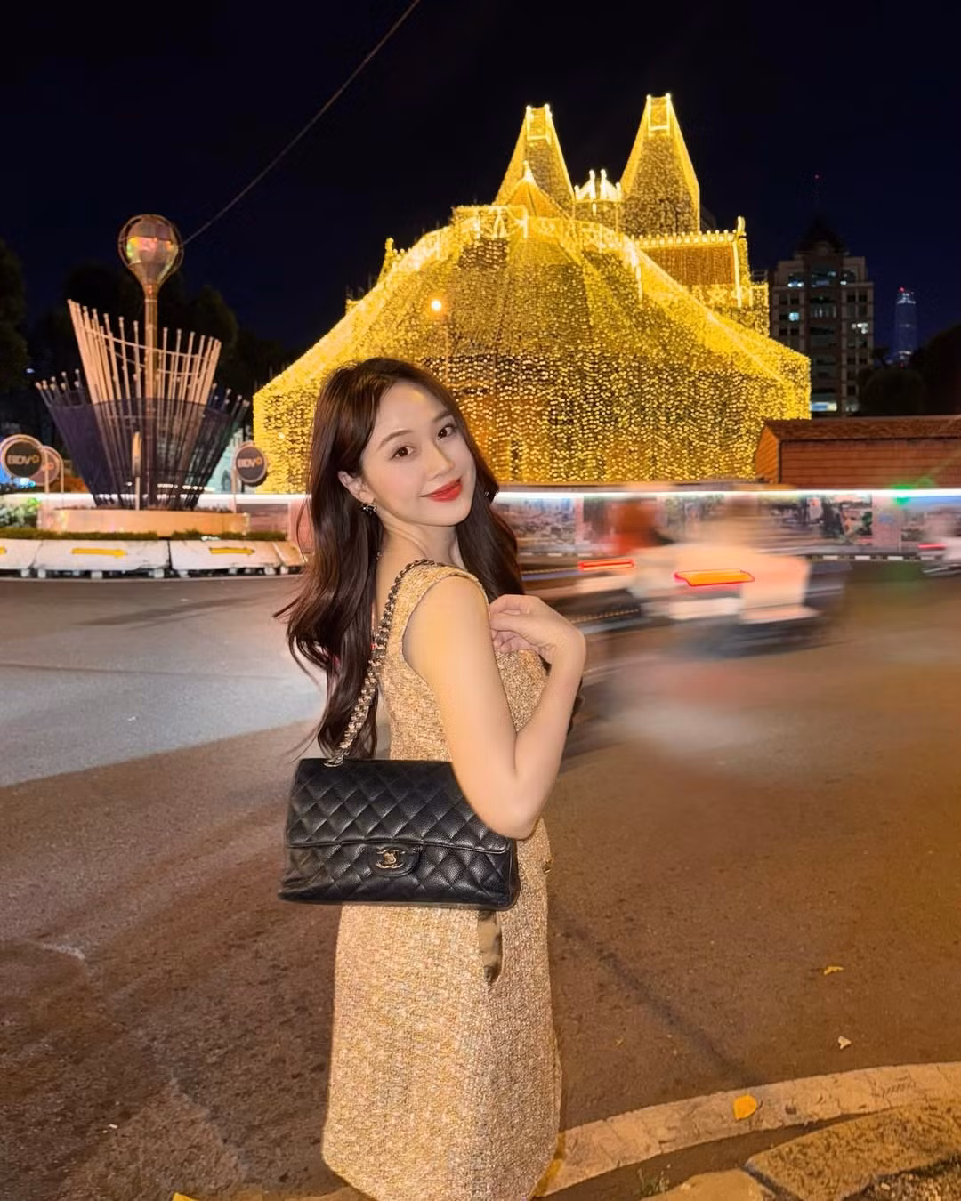 Những bức ảnh bắt trọn khoảnh khắc "motion blur" (xe cộ lướt qua mờ ảo) tạo nên một vẻ đẹp hiện đại, năng động, đúng chất một cô nàng thành thị sành điệu đang tận hưởng nhịp sống Sài Gòn. (Ảnh: IG @luusuebeauty)