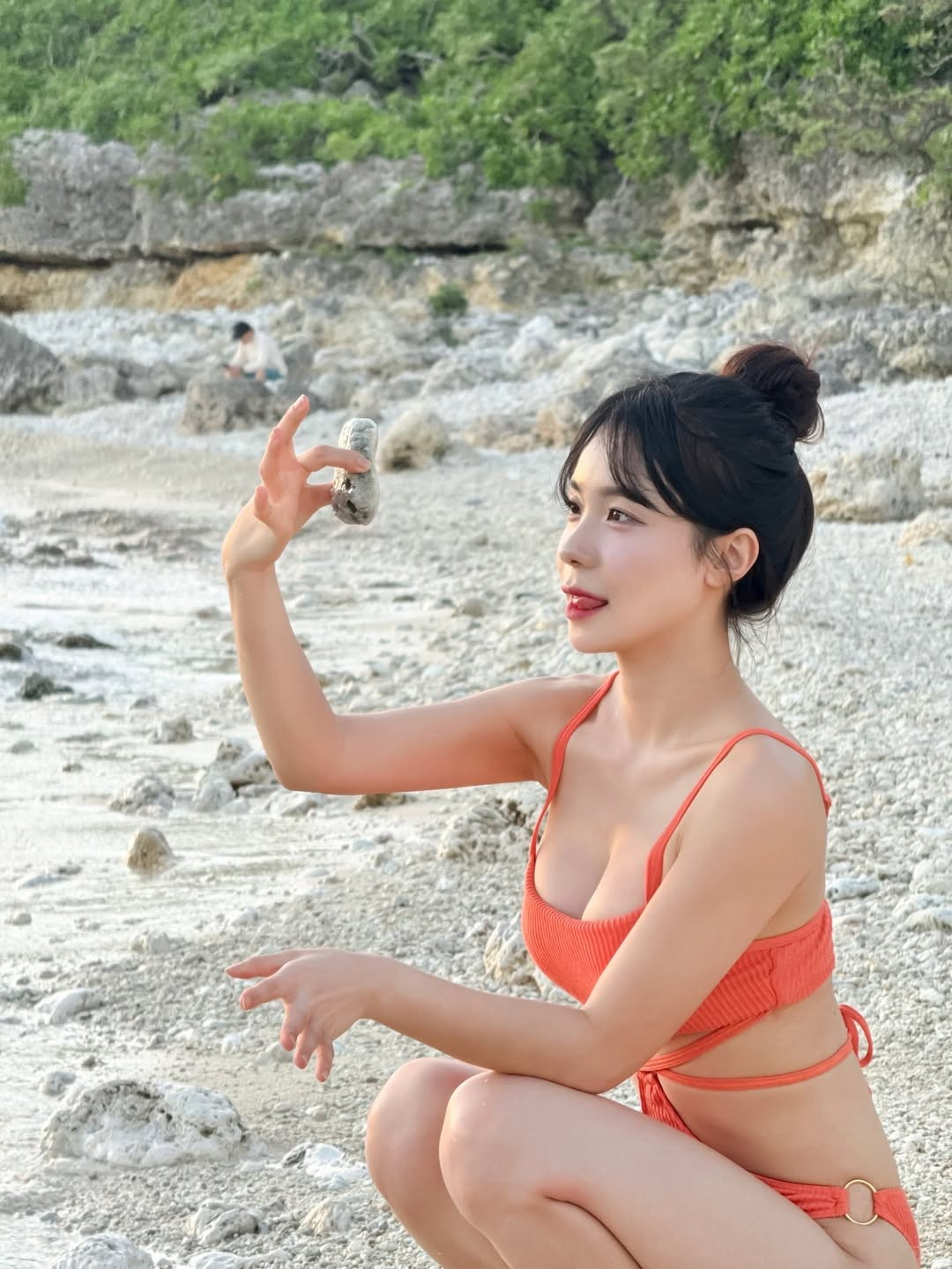 Trong loạt ảnh, Lee Da Hye đã chọn một bộ bikini liền mảnh màu cam rực rỡ, với những đường cut-out tinh tế ở eo, khéo léo khoe trọn vòng eo săn chắc và đường cong gợi cảm. (Ảnh: IGNV)