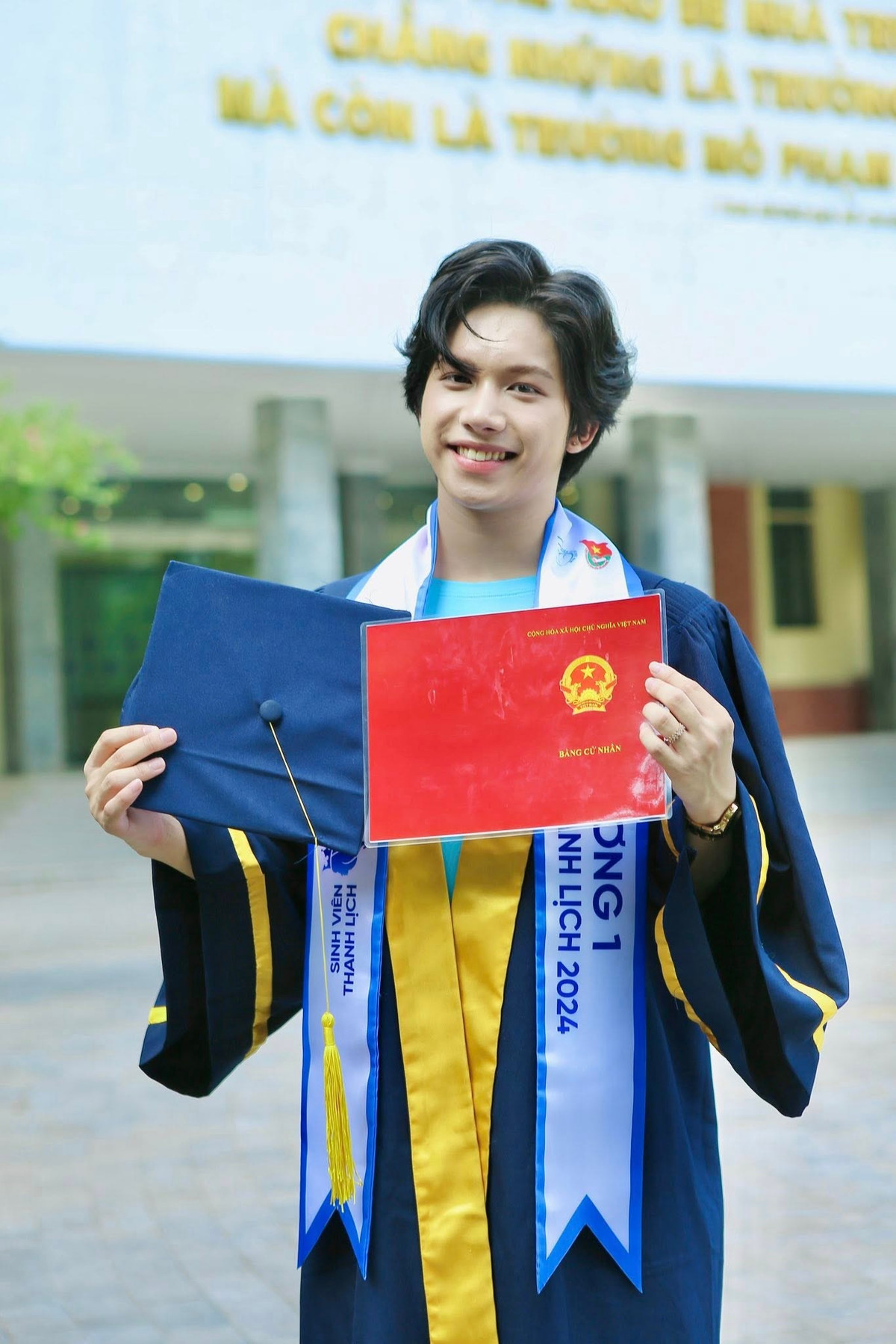 Không còn là chàng Á vương thư sinh, thay vào đó là một Châu Thanh Thanh Hà dịu dàng, đằm thắm trong tà áo dài truyền thống. (Ảnh: FBNV)