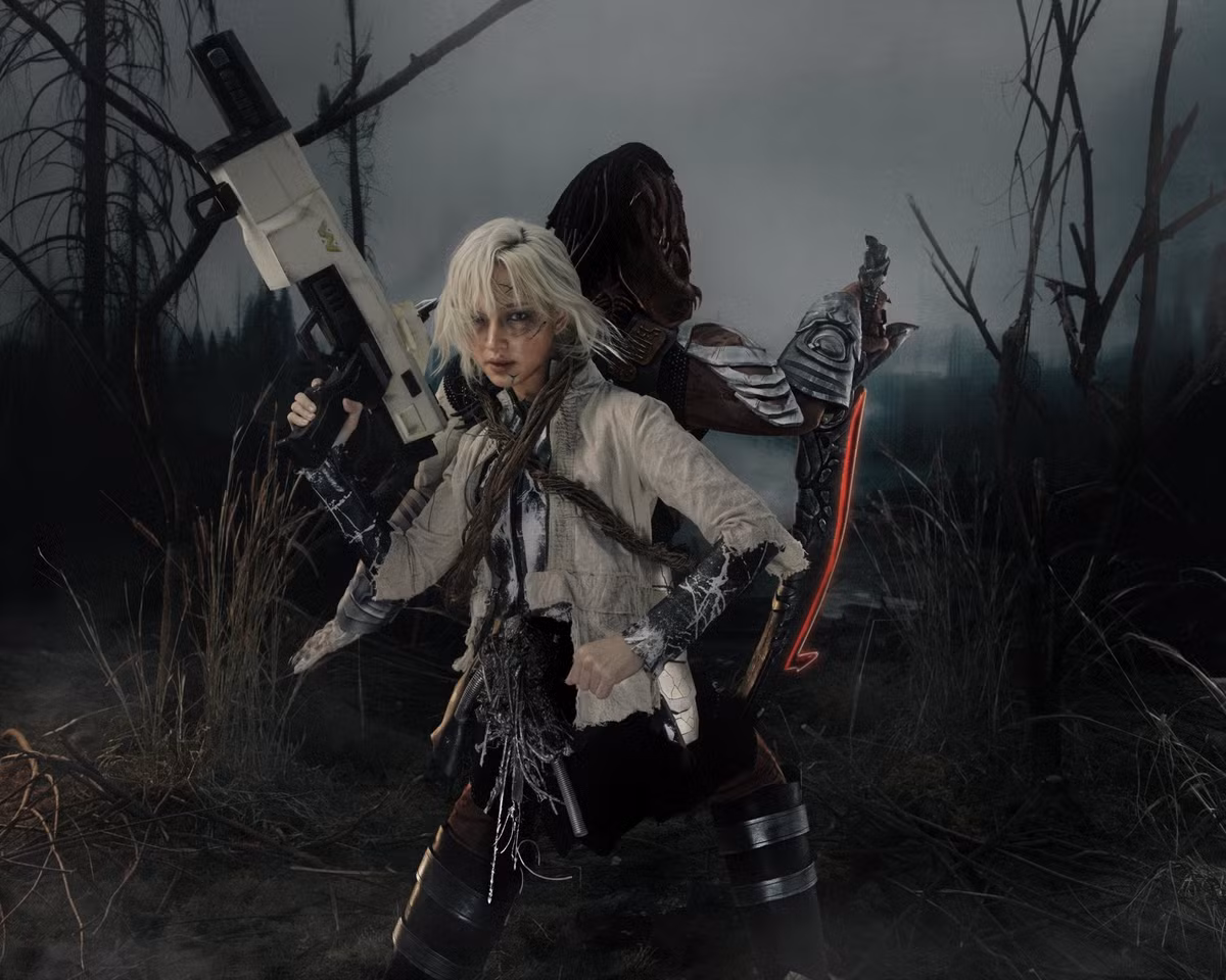 Châu Bùi đã tái hiện thành công nhân vật Thia, một thực thể robot nhân tạo do Weyland-Yutani tạo ra, với độ chân thực đến kinh ngạc. Điểm nhấn ấn tượng nhất chính là phần thân dưới của Thia bị mất, chỉ còn lại những chi tiết máy móc bị rách nát, lòi ra ngoài.