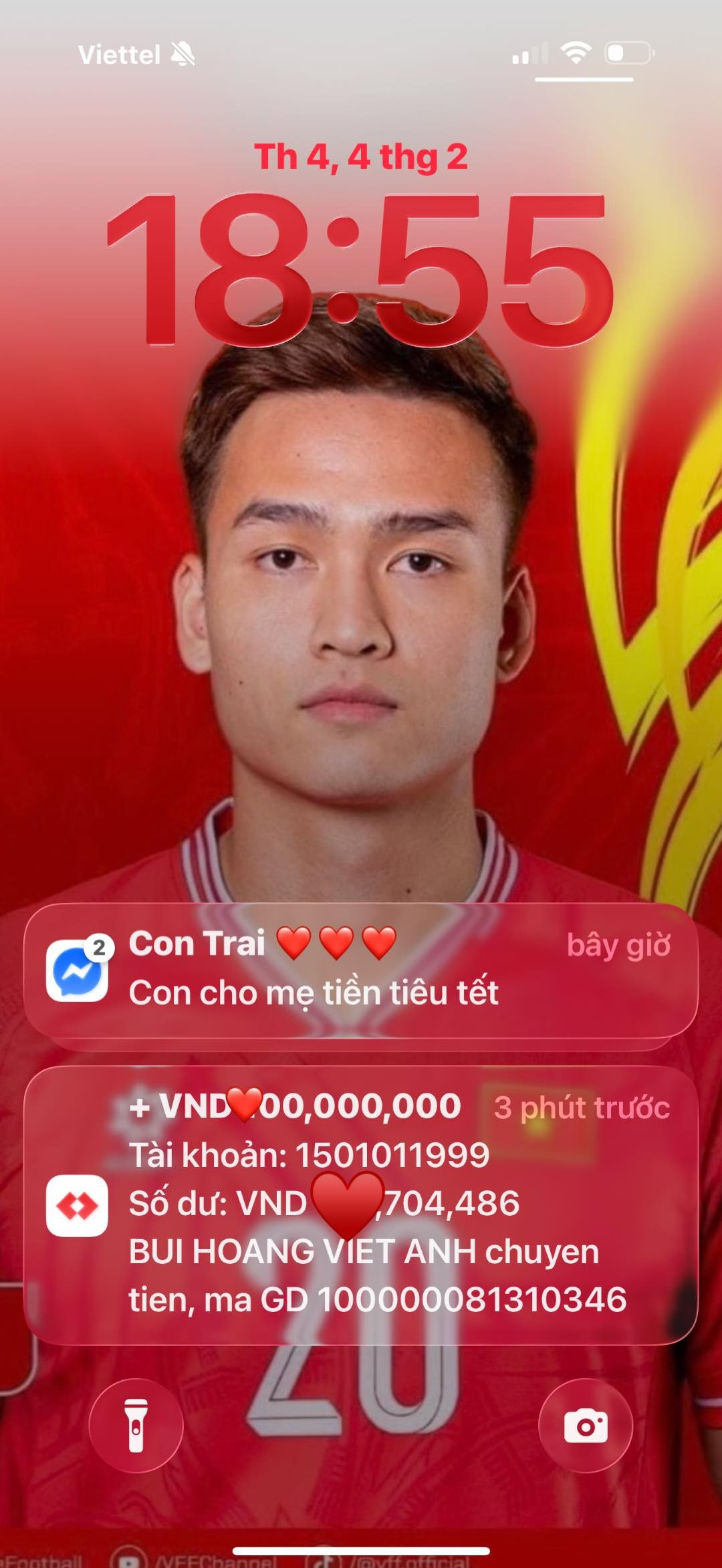 Dưới phần bình luận, một tài khoản được cho là cháu của bà Thắm để lại dòng bình luận: "Che làm gì ai chả biết là số 9". Mẹ Việt Anh đáp: "Gì cũng biết đúng cháu mình". Số tiền được nhắc tới khiến nhiều người không khỏi bất ngờ không chỉ bởi con số, mà còn thể hiện sự quan tâm chu đáo của Việt Anh dành cho đấng sinh thành sau một năm nỗ lực thi đấu. (Ảnh: Nguyễn Thắm)