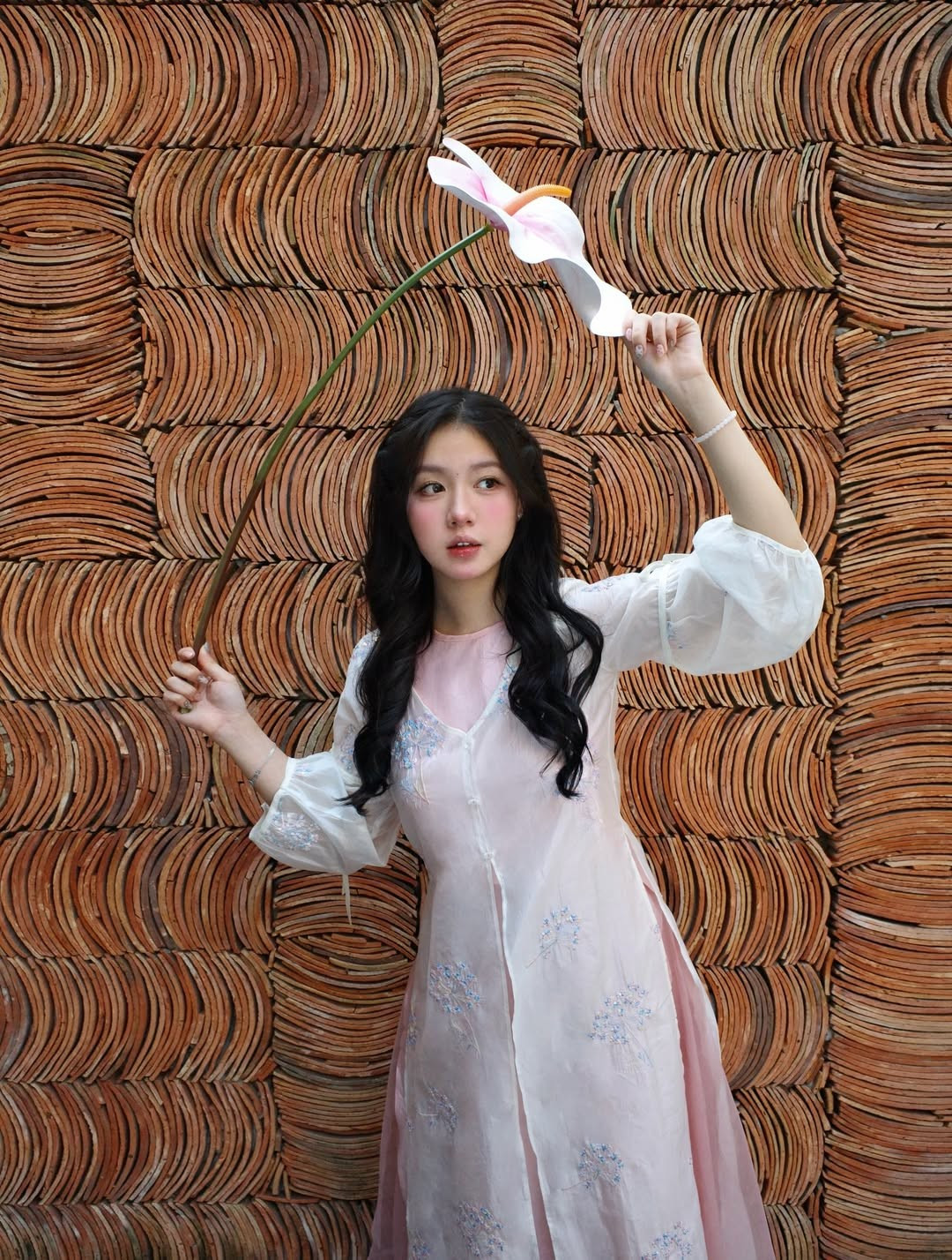 Bộ ảnh được thực hiện tại một không gian quán cafe mang đậm màu sắc hoài cổ. Từ những mảng tường gạch ngói xếp lớp nghệ thuật, những góc quán nhỏ với bàn ghế mây tre, đến kệ trưng bày những chiếc máy khâu cổ điển... tất cả đều làm nền hoàn hảo cho vẻ đẹp vượt thời gian của Vũ Nguyệt. (Ảnh: IGNV)