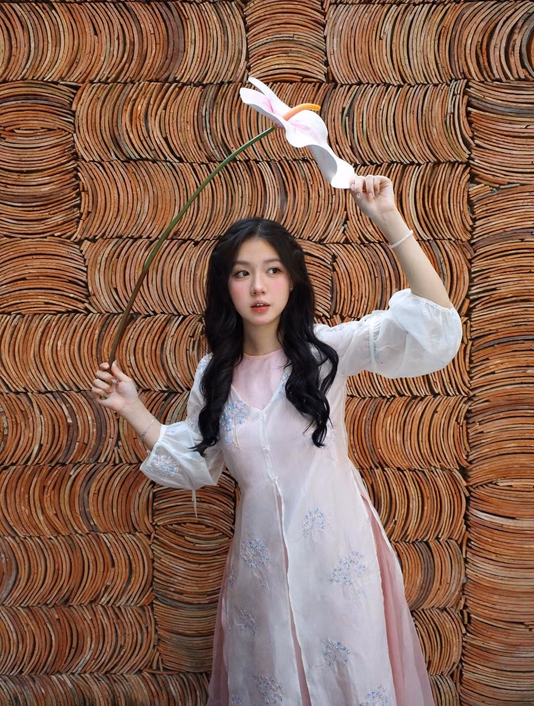 Bộ ảnh được thực hiện tại một không gian quán cafe mang đậm màu sắc hoài cổ. Từ những mảng tường gạch ngói xếp lớp nghệ thuật, những góc quán nhỏ với bàn ghế mây tre, đến kệ trưng bày những chiếc máy khâu cổ điển... tất cả đều làm nền hoàn hảo cho vẻ đẹp vượt thời gian của Vũ Nguyệt. (Ảnh: IGNV)