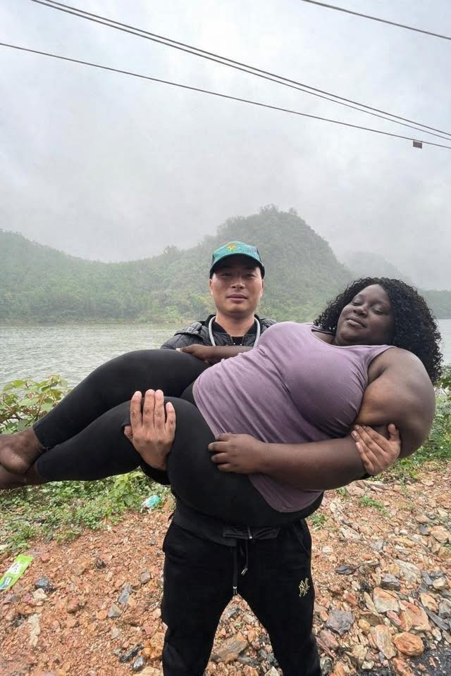 Câu chuyện hiện vẫn đang nhận được sự tương tác lớn từ cộng đồng mạng. Nam thanh niên cũng đón nhận những bức ảnh từ các "thợ sửa ảnh miễn phí" một cách vui vẻ, hài hước. (Ảnh trong bài: Long Pha Quế fishing)