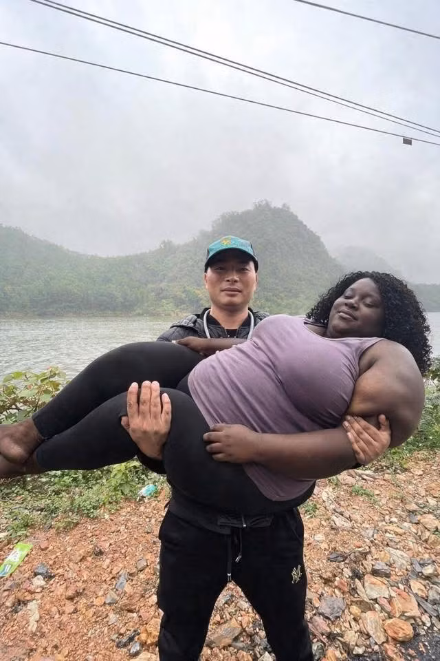 Câu chuyện hiện vẫn đang nhận được sự tương tác lớn từ cộng đồng mạng. Nam thanh niên cũng đón nhận những bức ảnh từ các "thợ sửa ảnh miễn phí" một cách vui vẻ, hài hước. (Ảnh trong bài: Long Pha Quế fishing)