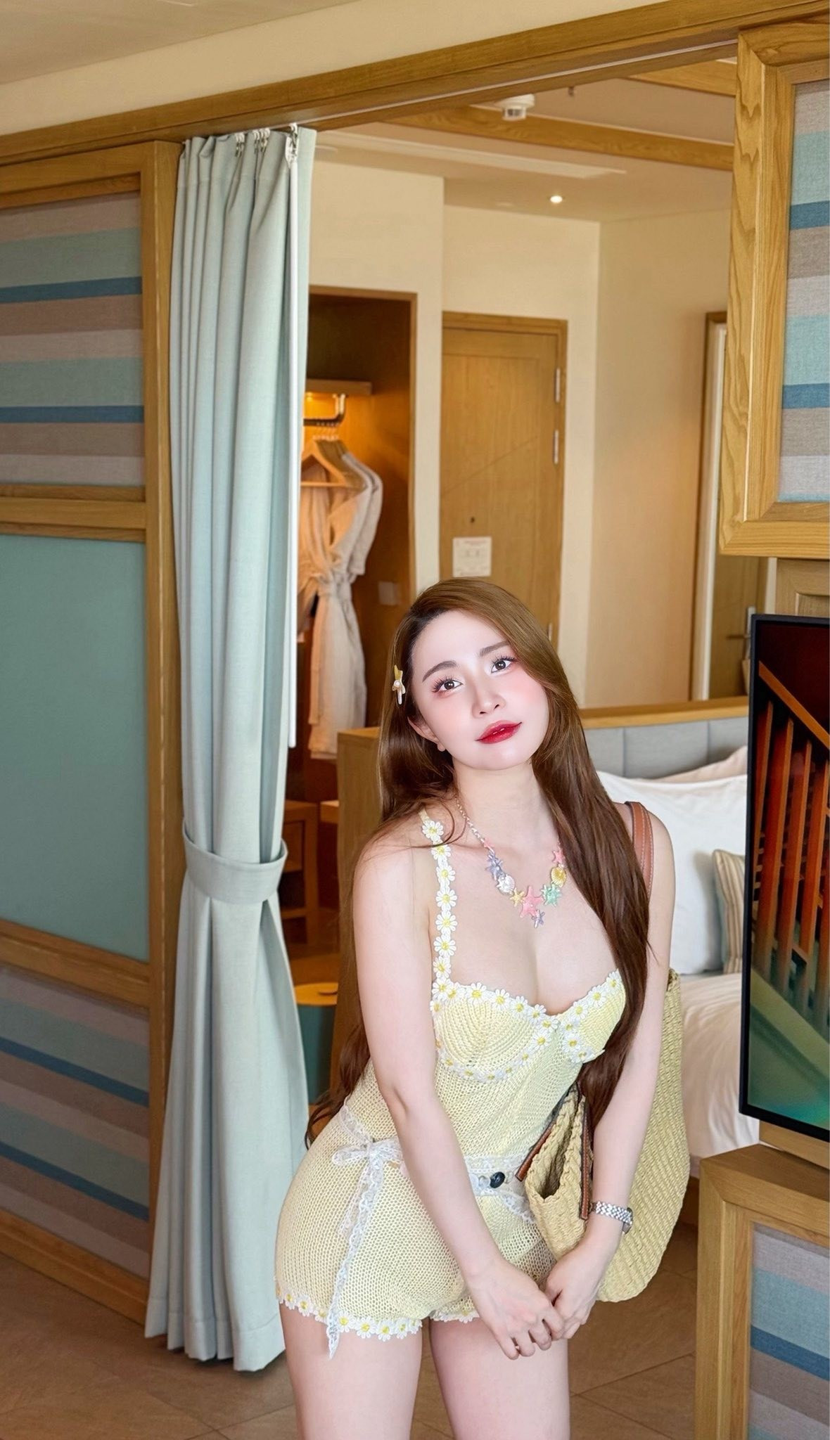 Mùa hè năm nay, nữ diễn viên "Lập trình cho trái tim" mỗi lần lên đồ đi du lịch đều khiến người hâm mộ phải xuýt xoa.